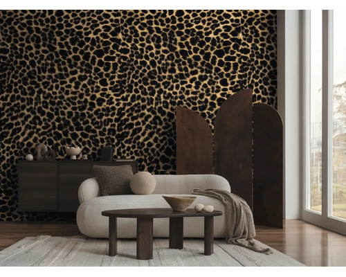 Modern ingerichte kamer met fotobehang in panterprint, een bank, houten tafel, dressoir en houten kamerscherm.