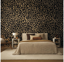 Behang met luipaardprint in een modern ingerichte slaapkamer met tweepersoonsbed en nachtkastjes.