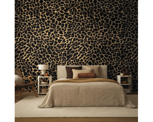 Behang met luipaardprint in een modern ingerichte slaapkamer met tweepersoonsbed en nachtkastjes.