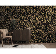 Vlies fotobehang met luipaardprint in een modern ingerichte kamer met een donkerhouten dressoir en een stoel.