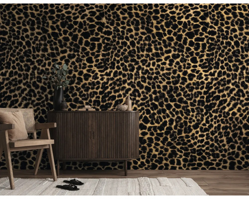 Vlies fotobehang met luipaardprint in een modern ingerichte kamer met een donkerhouten dressoir en een stoel.