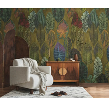 Behang met botanisch bladerpatroon in een kamer met fauteuil, houten dressoir en kamerscherm.