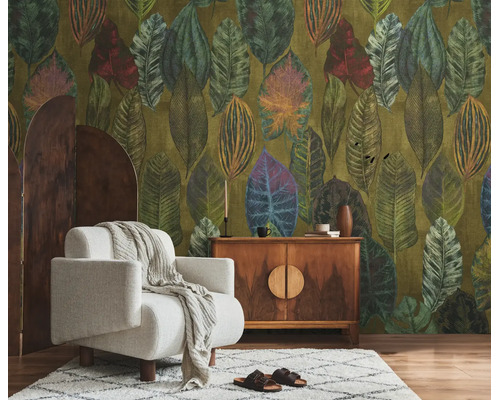 Behang met botanisch bladerpatroon in een kamer met fauteuil, houten dressoir en kamerscherm.
