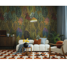 Moderne woonkamer met behang met tropisch bladpatroon, witte modulaire bank, houten fauteuil en geometrisch vloerkleed.