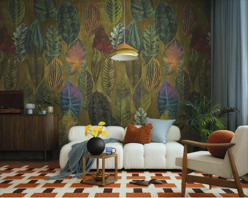 Moderne woonkamer met behang met tropisch bladpatroon, witte modulaire bank, houten fauteuil en geometrisch vloerkleed.
