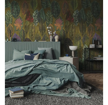 Moderne slaapkamer met een botanisch behang met grote bladeren, een bed met een geribbeld hoofdbord en een parketvloer.