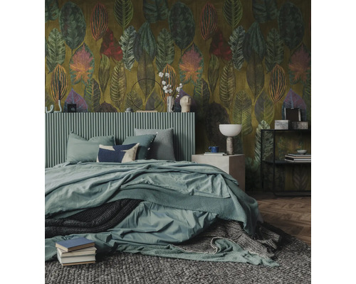 Moderne slaapkamer met een botanisch behang met grote bladeren, een bed met een geribbeld hoofdbord en een parketvloer.