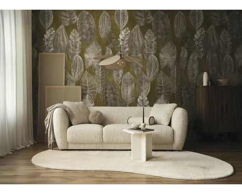 Moderne woonkamer met bank, behang met bladmotief, een bloembladvormige hanglamp en een lichtgekleurd tapijt op een houten vloer.