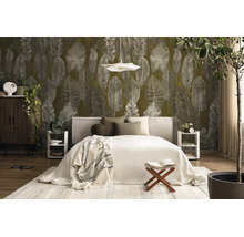 Slaapkamer met groot behang met bladmotief, tweepersoonsbed met licht textiel en moderne houten meubels op een licht tapijt.
