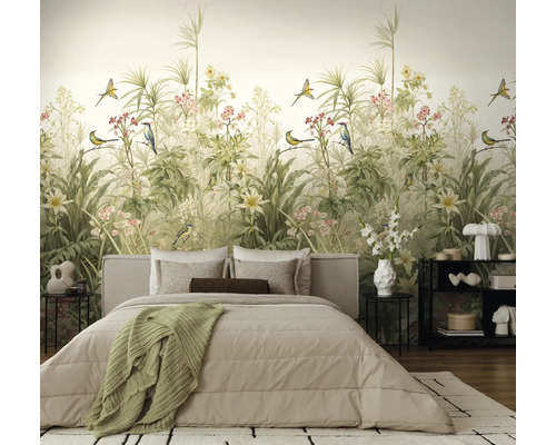 Vliesfotobehang met botanisch patroon, diverse planten en vogels in een lichte slaapkamer met een beige bed.