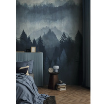 Moderne slaapkamer met vliesbehang met bosmotief, mistig landschap, blauw bed, houten bijzettafel, visgraatparket.