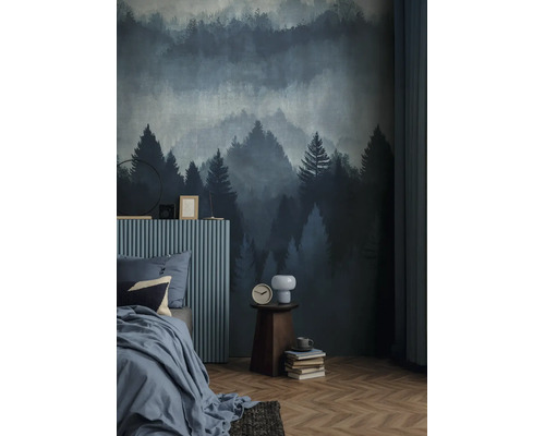 Moderne slaapkamer met vliesbehang met bosmotief, mistig landschap, blauw bed, houten bijzettafel, visgraatparket.