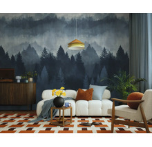 Moderne woonkamer met fotobehang van een mistig dennenbos, een witte modulaire bank en een tapijt met geometrisch patroon.