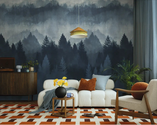 Moderne woonkamer met fotobehang van een mistig dennenbos, een witte modulaire bank en een tapijt met geometrisch patroon.