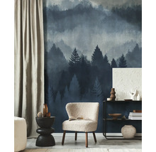 Modern interieur met vliesbehang met mistig bosmotief, een fauteuil met textuur en een metalen rek in een lichte, georganiseerde kamer.