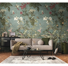 Fotobehang met floraal patroon en vogels in een modern ingerichte woonkamer met bank en salontafel.