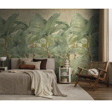 Fotobehang met grote bananenbladeren in een lichte slaapkamer met bed en houten stoel.