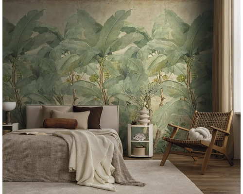 Fotobehang met grote bananenbladeren in een lichte slaapkamer met bed en houten stoel.