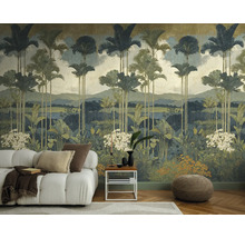 Vliesbehang met jungle-motief, palmbomen en bergen achter een witte bank in een modern ingerichte woonkamer.