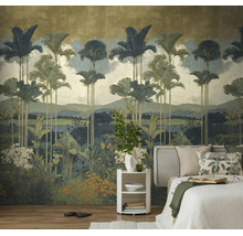 Fotobehang met een tropisch junglandschap en hoge palmbomen in een lichte slaapkamer met houten vloer en witte meubels.
