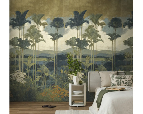 Fotobehang met een tropisch junglandschap en hoge palmbomen in een lichte slaapkamer met houten vloer en witte meubels.