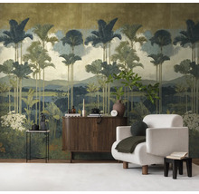 Fotobehang met tropisch landschap, palmbomen en bergen achter een moderne fauteuil en een houten dressoir.