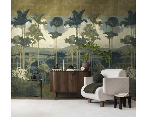 Fotobehang met tropisch landschap, palmbomen en bergen achter een moderne fauteuil en een houten dressoir.