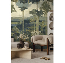 Moderne woonkamer met een groot fotobehang van een tropisch landschap met palmbomen achter een lichte fauteuil en salontafel.