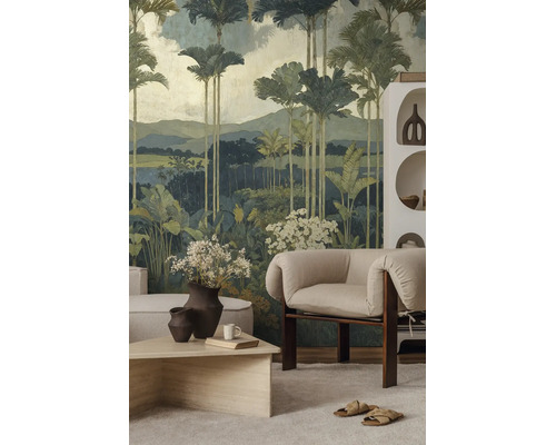 Moderne woonkamer met een groot fotobehang van een tropisch landschap met palmbomen achter een lichte fauteuil en salontafel.