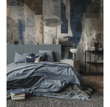 Moderne slaapkamer met abstract fotobehang, een bed met een verticaal gelat hoofdbord en diverse lagen textiel op een vloerkleed.