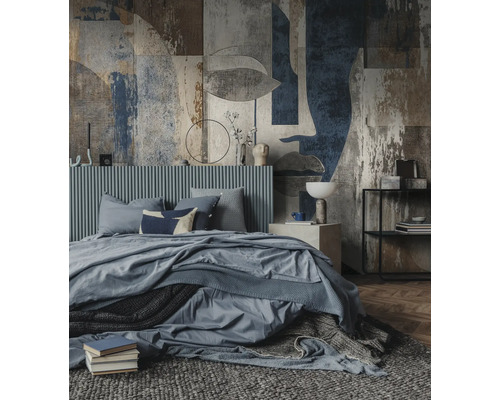 Moderne slaapkamer met abstract fotobehang, een bed met een verticaal gelat hoofdbord en diverse lagen textiel op een vloerkleed.