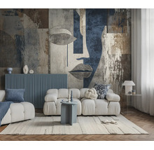Vliesbehang met abstract gezichtsmotief in een modern ingerichte woonkamer met witte modulaire bank en licht tapijt.