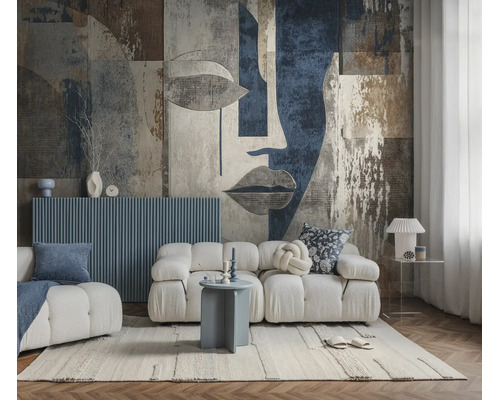 Vliesbehang met abstract gezichtsmotief in een modern ingerichte woonkamer met witte modulaire bank en licht tapijt.