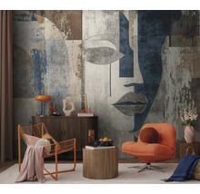 Moderne woonkamer met groot fotobehang in abstract design met gezichtsmotief, oranje fauteuils en houten meubels.