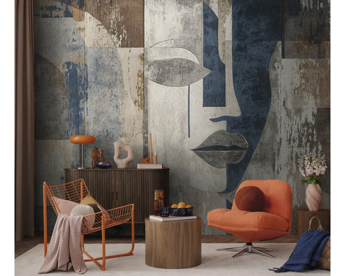 Moderne woonkamer met groot fotobehang in abstract design met gezichtsmotief, oranje fauteuils en houten meubels.