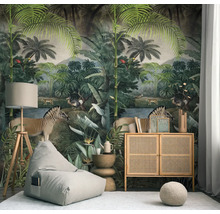 Lichte woonkamer met jungle fotobehang, palmen en dieren. Ingericht met zitzak, rotan dressoir en een houten vloerlamp op tapijt.