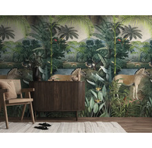 Fotobehang met jungle-motief, zebra's en exotische planten in een woonkamer met houten kast en rotan stoel.