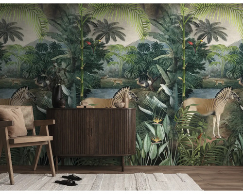 Fotobehang met jungle-motief, zebra's en exotische planten in een woonkamer met houten kast en rotan stoel.