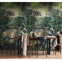 Fotobehang met jungle-thema, zebra's en palmbomen in een lichte eetkamer met houten tafel en zwarte stoelen.