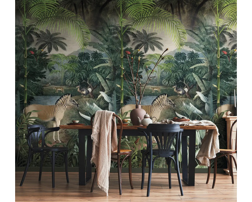 Fotobehang met jungle-thema, zebra's en palmbomen in een lichte eetkamer met houten tafel en zwarte stoelen.