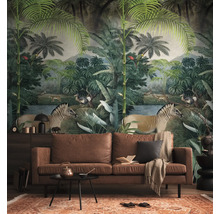 Behang met jungle-motief, zebra's en palmbomen in een woonkamer achter een bruine leren bank.