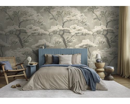 Fotobehang met boommotief in een slaapkamer met een blauw bed, houten stoel en licht tapijt.