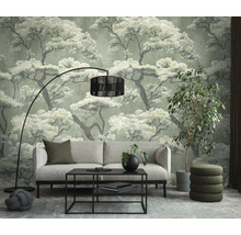 Vliesbehang met boommotief in moderne woonkamer met bank, zwarte salontafel, vloerlamp en kamerplant.