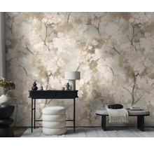 Vliesfotobehang met kersenbloesempatroon in een modern ingerichte kamer met consoletafel, poef en bankje.