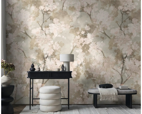 Vliesfotobehang met kersenbloesempatroon in een modern ingerichte kamer met consoletafel, poef en bankje.