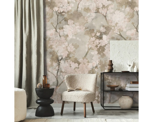 Fotobehang met verfijnd kersenbloesempatroon in een moderne kamer met een lichte fauteuil, zwarte bijtafel en rek.