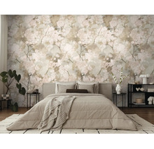 Moderne slaapkamer met een floraal behang met bloesempatroon, ingericht met een bed, planten en bijzettafels.