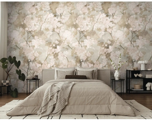 Moderne slaapkamer met een floraal behang met bloesempatroon, ingericht met een bed, planten en bijzettafels.