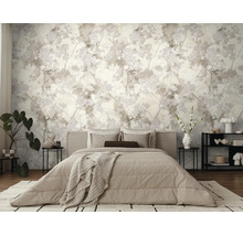 Fotobehang met aquarel bloemenpatroon in een modern ingerichte slaapkamer met licht bed, houten vloer en kamerplant.