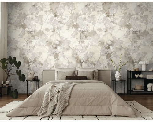 Fotobehang met aquarel bloemenpatroon in een modern ingerichte slaapkamer met licht bed, houten vloer en kamerplant.